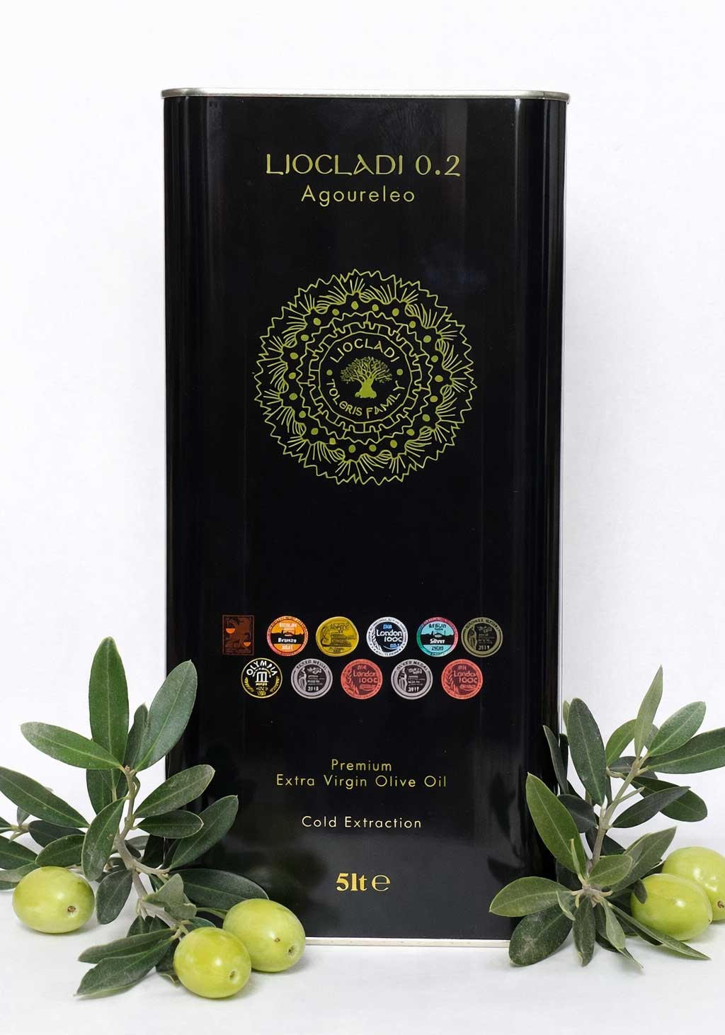 Agoureleo Premium Olivenöl (Frühernte) aus Simantra, Halkidiki: schwarzer 5-Liter-Kanister, Säuregehalt 0,2, mit Olivenzweigen und grünen Oliven.