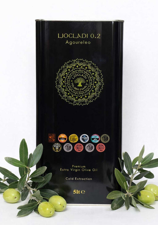 Agoureleo Premium Olivenöl (Frühernte) aus Simantra, Halkidiki: schwarzer 5-Liter-Kanister, Säuregehalt 0,2, mit Olivenzweigen und grünen Oliven.