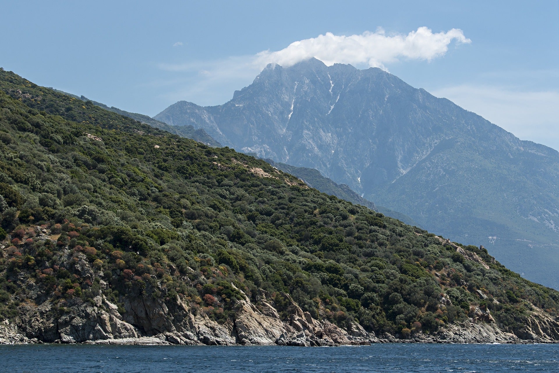 Landschaftsfoto des Berges Athos, Halkidiki, Griechenland vom Meer aus gesehen.