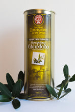 Lade das Bild in den Galerie-Viewer, Natives Olivenöl extra Premium Qualität – Kloster Xenophontos 0,5 l
